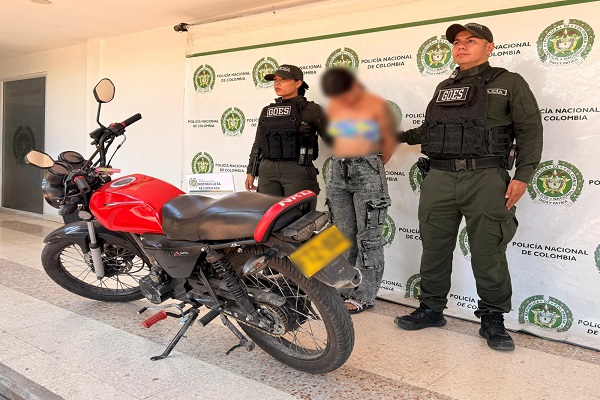 Dos Policías, una capturada, motocicleta inmovilizada
