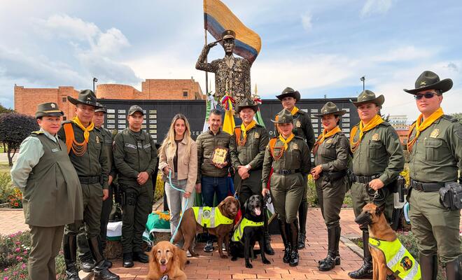 once policías guías caninos, 02 personas civiles quienes adoptaron a la canina Dalila