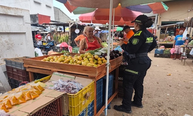 Policía con la comunidad en el mercado de montería