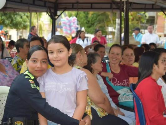  policia_con_su_hija