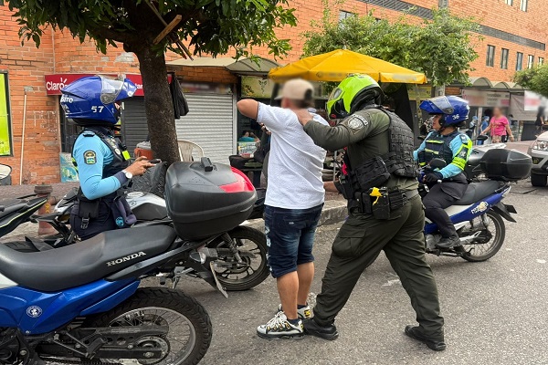 Polic&iacute;a realiza registro a persona a un ciudadano