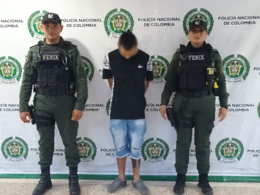 Persona capturada-policías custodiando 