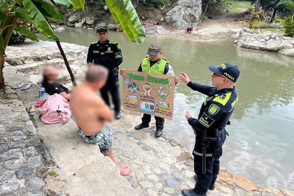 Tres Policías en campaña educativa con la ciudadanía 