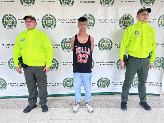 Persona capturada-policías custodiando