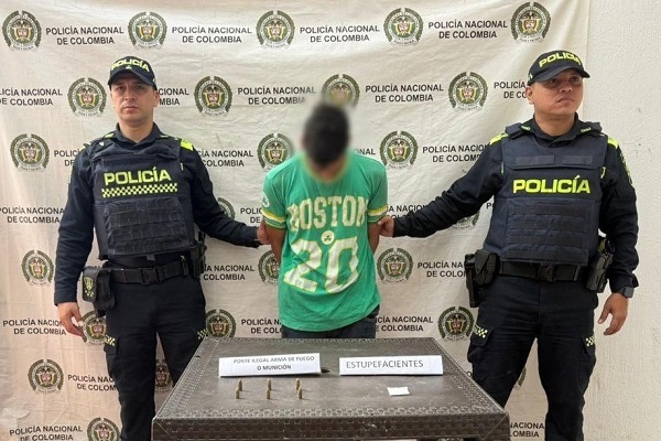 Dos Polic&iacute;as y una persona capturada por porte de estupefacientes y munici&oacute;n