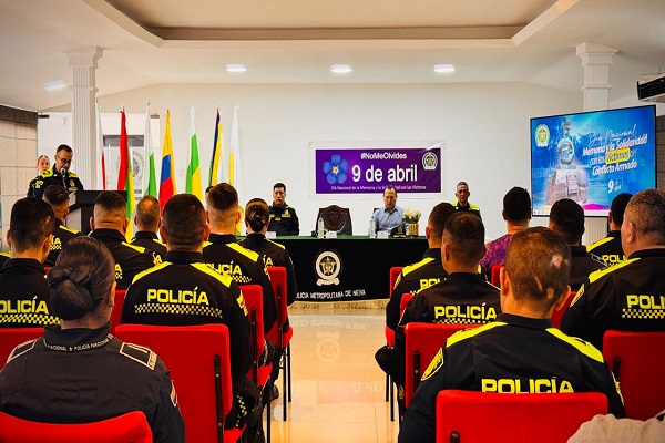 Policías presentes en la conmemoración del Día de las Víctimas