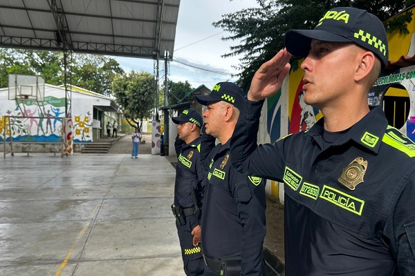 Tres uniformados de la Polic&iacute;a permanecen atentos durante el proceso de preconteo electoral