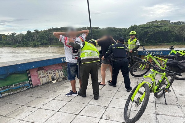 Tres Polic&iacute;as, dos ciudadanos