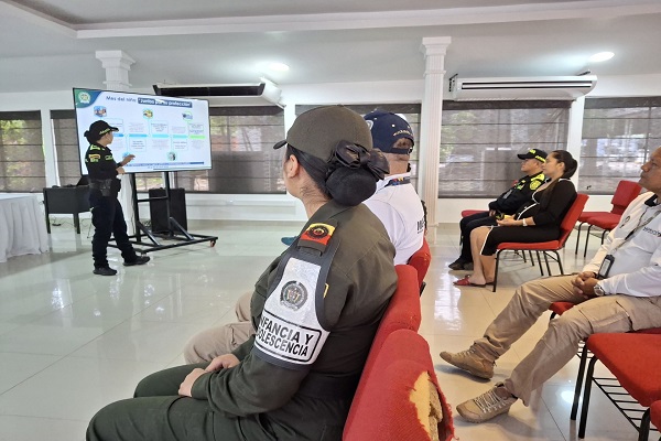Una funcionaria de la Policía realizando socialización del plan de trabajo “Juntos por su Protección” dirigida a ocho funcionarios