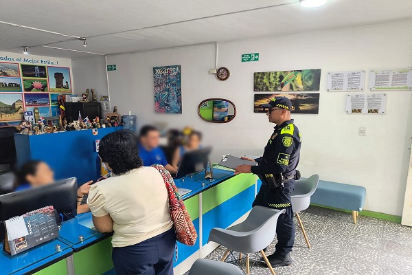 Grupo de Protección al Turismo realizando controles a agencia de viaje