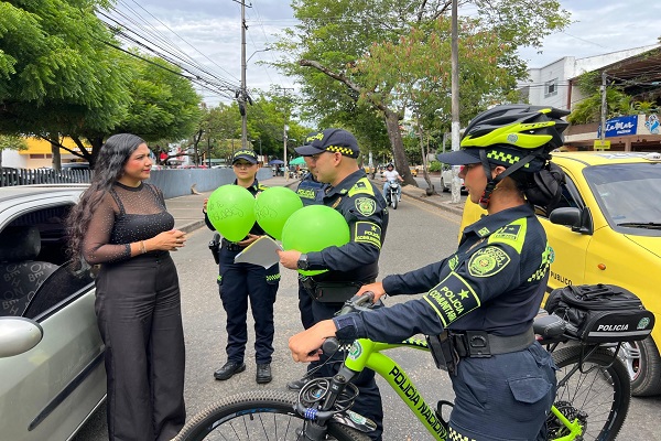 Tres policías brindan recomendaciones de prevención del hurto a una ciudadana