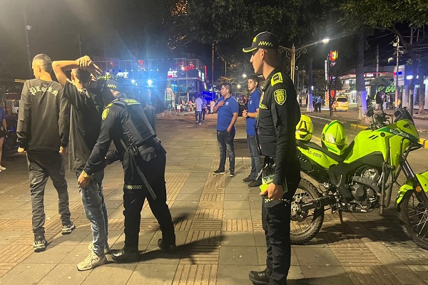 Dos policías realizan un registro a persona durante actividades de control