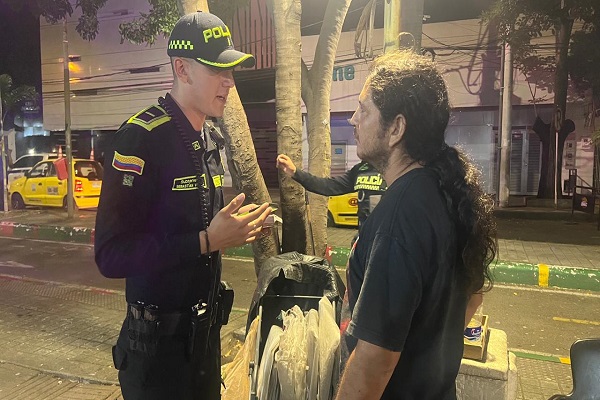 Un policía dialoga con un ciudadano durante una actividad de control