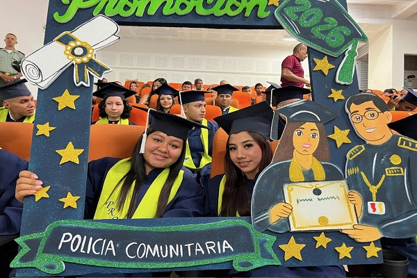 Dos graduadas del programa de bachillerato flexible