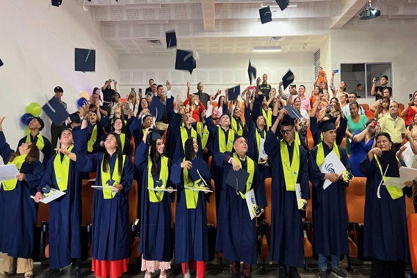 Graduados lanzan sus birretes al finalizar la ceremonia de graduación