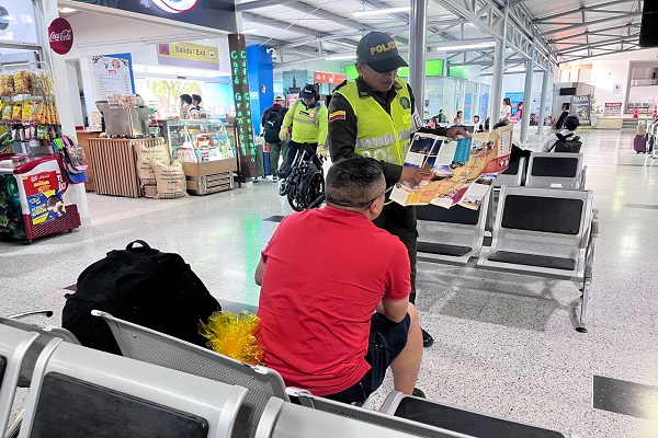 Polic&iacute;a brinda recomendaciones de seguridad a un ciudadano