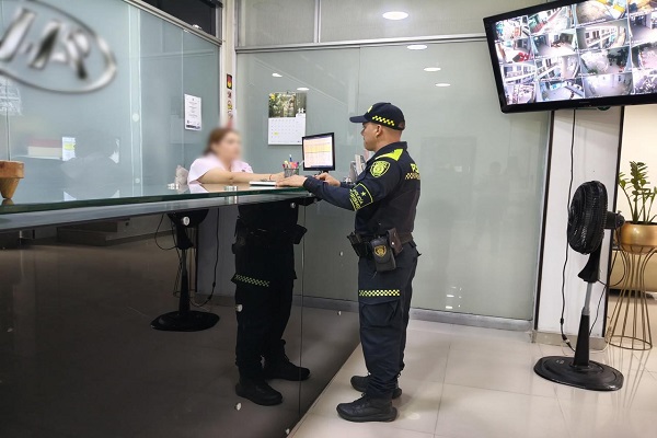 Polic&iacute;a con ciudadana realizando control en el sector hotelero