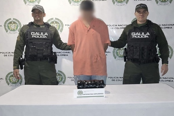 Dos Policías del GAULA con un capturado por el delito de terrorismo