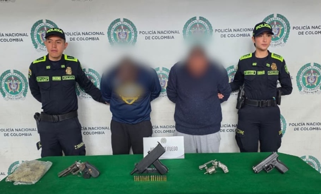 Se muestran a dos capturados a quienes se les halló una subametralladora