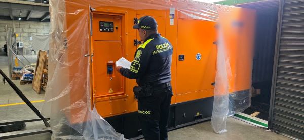 un polic&iacute;a revisando regulador de energ&iacute;a 