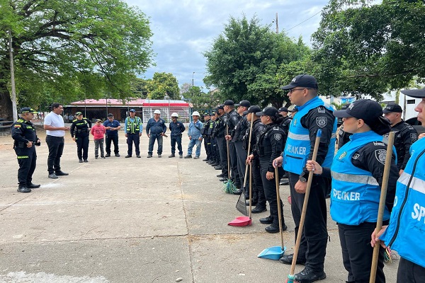 Funcionarios y comunidad reciben instrucciones antes de iniciar la jornada de aseo