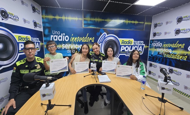 Dos policías de infancia y adolescencia en compañía de cuatro niños en la emisora