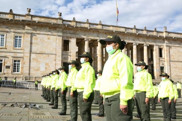 policías