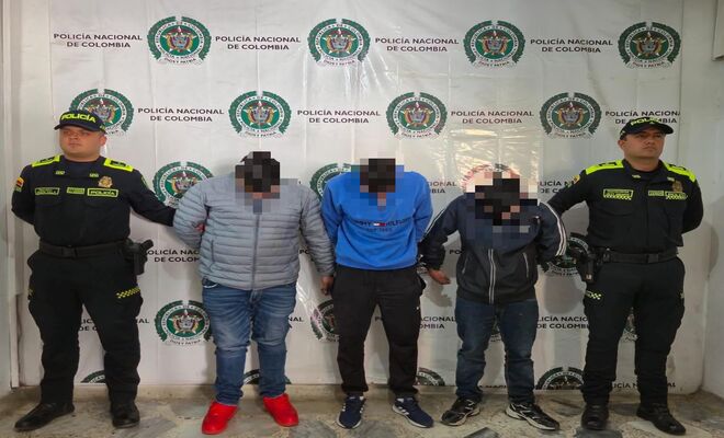 Policías con tres capturados