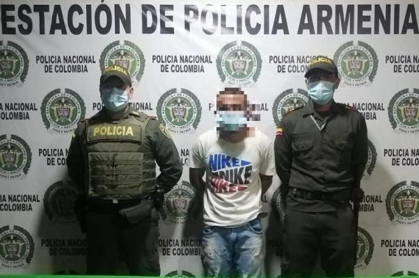 Por el delito de hurto es capturado un hombre.