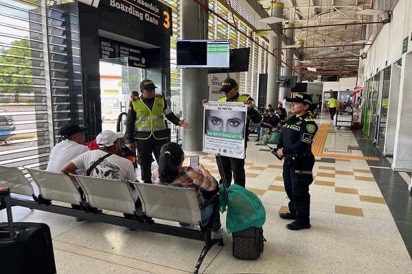 Tres Policías de turismo realizando socializando a tres ciudadanos
