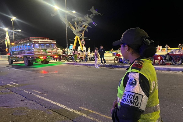 Polic&iacute;a de turismo realizando acompa&ntilde;amiento a la ciudadan&iacute;a n el monumento La Gaitana