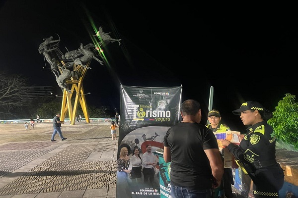 Dos Policías de turismo compartiendo recomendaciones a un ciudadano