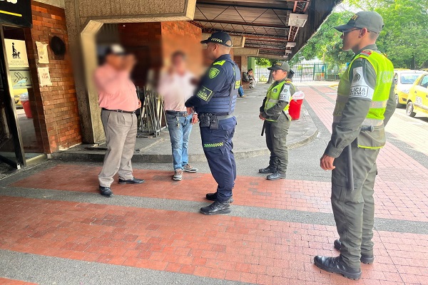 Funcionarios realizando campaña preventiva a la comunidad