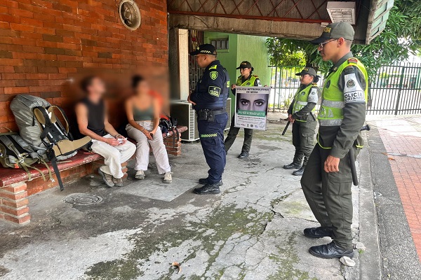 Funcionarios realizando campaña preventiva a la comunidad