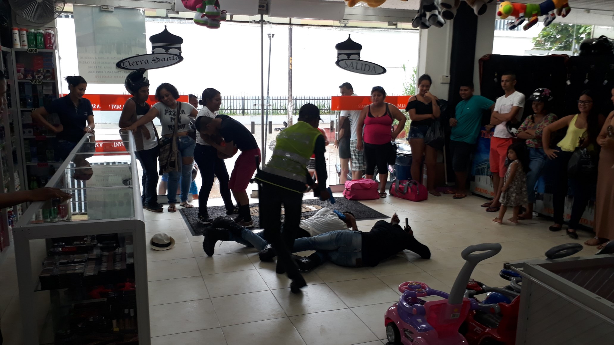 Policía lanza campaña para prevenir atracos por pago de prima de navidad