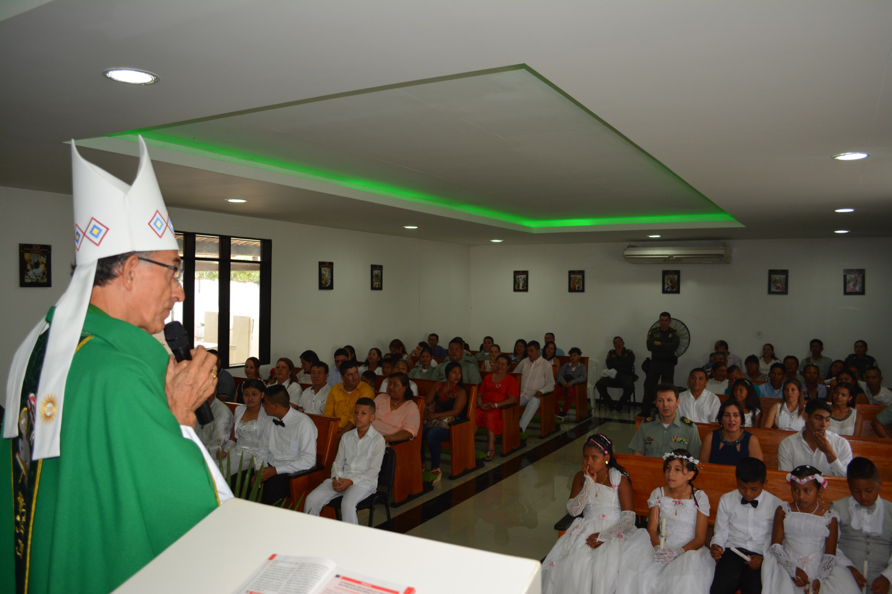 Niños y niñas de la Policía Nacional hacen su primera comunión en Leticia 