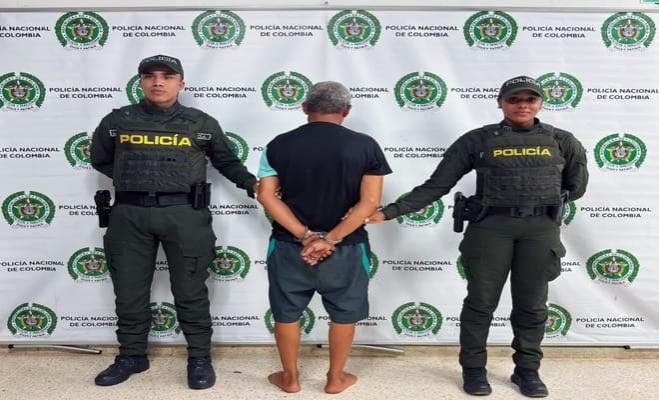 dos polic&iacute;as capturan a un ciudadano por violaci&oacute;n intrafamiliar
