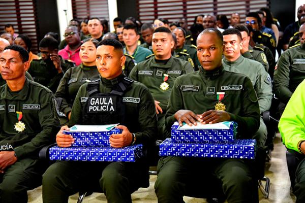 Reconocimiento institucional condecorados