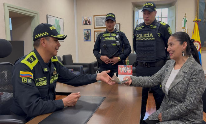 Tres policías realizan la devolución de dinero a la propietaria