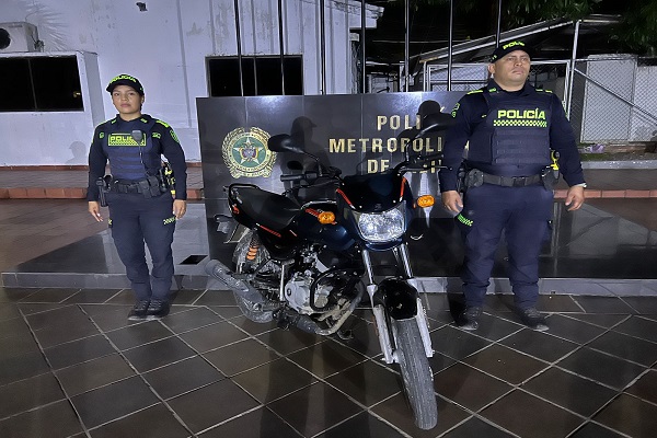 Dos policías con motocicleta recuperada