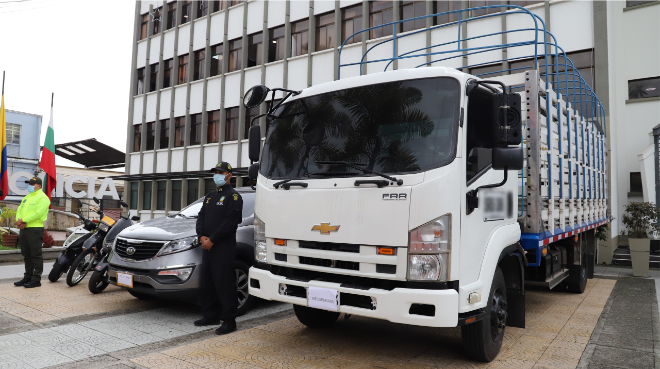 Fueron recuperados tres motocicletas y dos vehículos avaluados en $291.500.000  Vehículos recuperados- policías custodiando