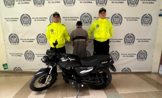 detenido con moto recuperada y dos policías a cada lado