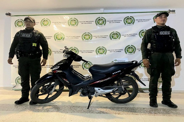 Dos Policía y una motocicleta recuperada