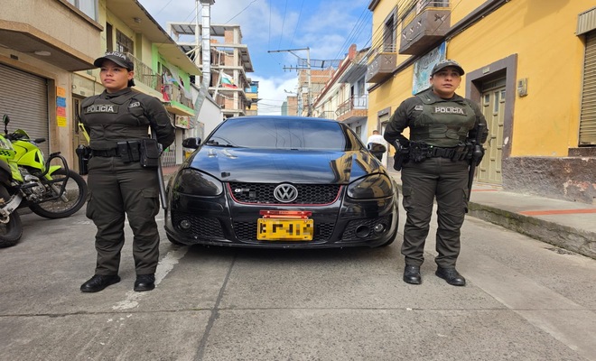 Dos Policías con un vehículo recuperado 