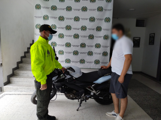 Recuperamos una motocicleta  Policía entregando motocicleta recuperada