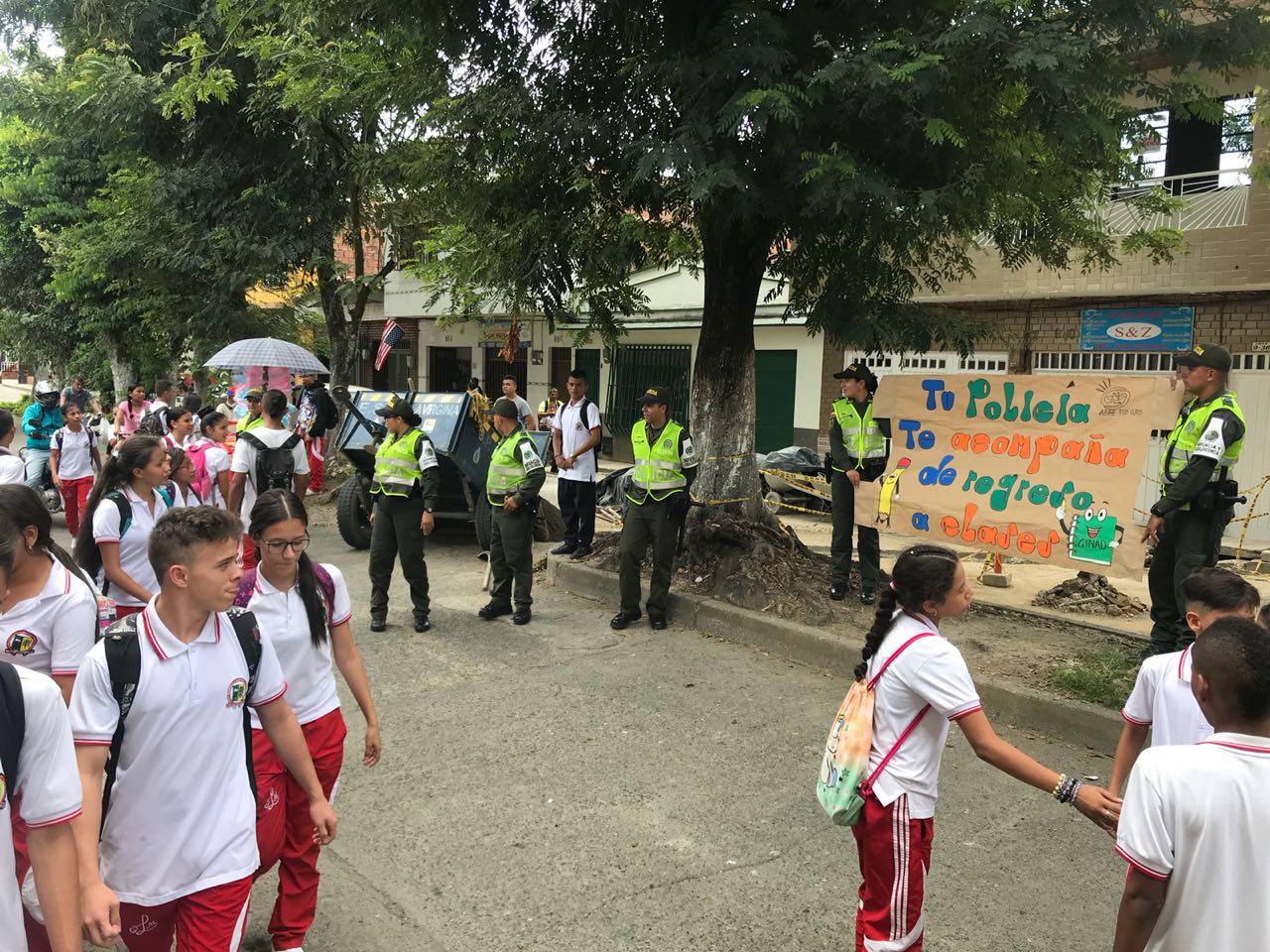con-prevención-la-policía-nacional-dio-la-bienvenida-a-clases-a-estudiantes-en-Pereira