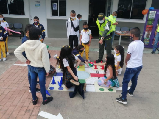 el grupo de infancia y adolescencia brindo importantes recomendaciones a los niños, niñas y adolescentes Acompañamos el regreso a clases en instituciones educativas de Manizales