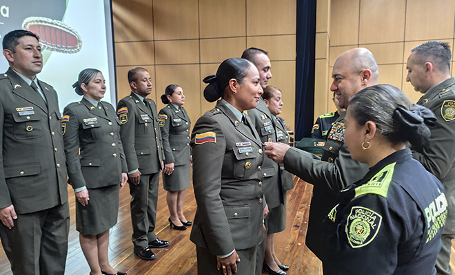 El se&ntilde;or coronel Hernando Antonio Vallejo Valencia, hace imposici&oacute;n de la menci&oacute;n honor&iacute;fica a los funcionarios de OFPLA