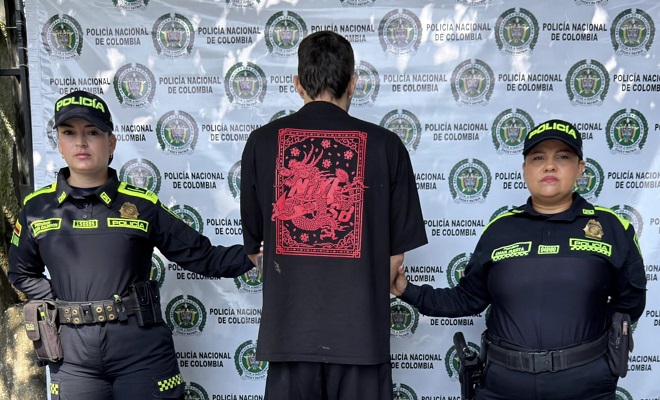 Policias en el backing intitucional con persona capturada 