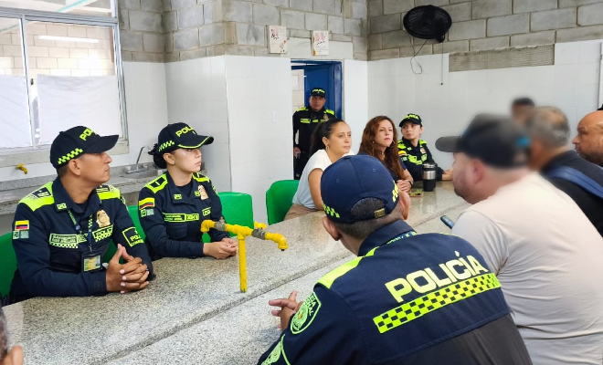 Policías hablando con profesores